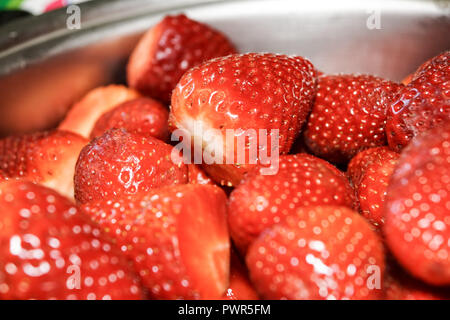 À partir de l'arrière-plan, des fraises fraîchement récoltées directement au-dessus Banque D'Images