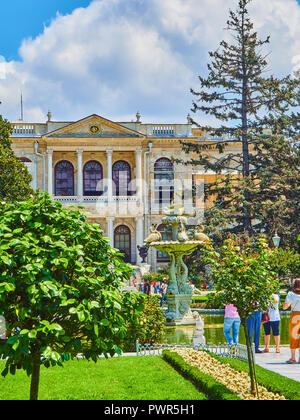 Façade du Selamlik du Palais de Dolmabahçe, situé dans le quartier de Besiktas. Vue depuis le jardin principal. Istanbul, Turquie. Banque D'Images