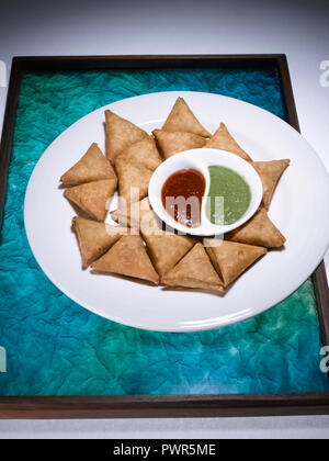 SAMOSA COCKTAIL AVEC CHUTNEY CHUTNEY DE CORIANDRE ET DATE Banque D'Images