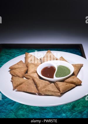 SAMOSA COCKTAIL AVEC CHUTNEY CHUTNEY DE CORIANDRE ET DATE Banque D'Images