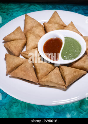 SAMOSA COCKTAIL AVEC CHUTNEY CHUTNEY DE CORIANDRE ET DATE Banque D'Images