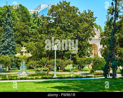 Le jardin principal du Palais de Dolmabahce, avec la porte impériale ou Sultan Gate, Saltanat Kapisi, dans backfround. Quartier de Besiktas. Istanbul, Turquie. Banque D'Images