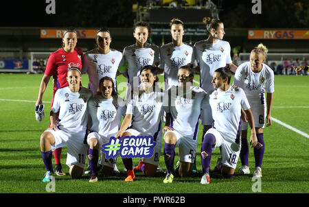 Fiorentina Femminile groupe de l'équipe (de gauche à droite) Rangée du haut : Stephanie Ohrstrom, autres Guagni, Ilaria Mauro, Laura Agard, Heleen Jaques et Stephanie Breitner. Rangée du bas : Valery Vigilucci Philtjen, Davina, Alice Parisi, Alice Tortelli et Sofia Kongouli au cours de la Women's Champions League premier match aller à Kingsmeadow, Londres Banque D'Images