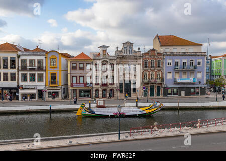 Bateaux moliceiros typique dans le centre d'Aveiro, Portugal, Europe Banque D'Images