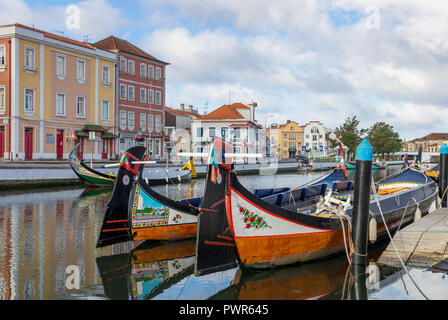 Bateaux moliceiros typique dans le centre d'Aveiro, Portugal, Europe Banque D'Images