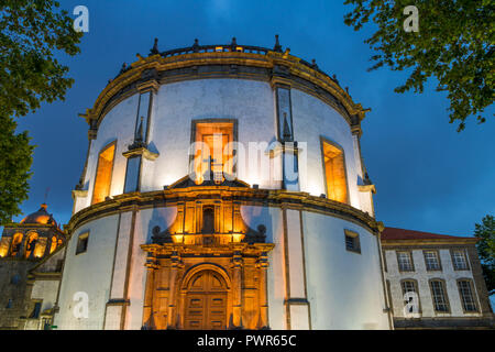 Monastère Serra do Pilar illuminée au crépuscule, Porto, Portugal, Europe Banque D'Images