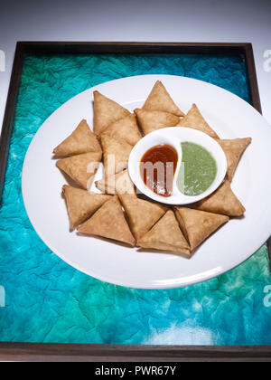 SAMOSA COCKTAIL AVEC CHUTNEY CHUTNEY DE CORIANDRE ET DATE Banque D'Images