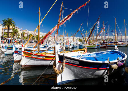 Les petits bateaux de pêche colorés, dans le port de Cassis, La Côte d'Azur, France Banque D'Images