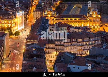 Vue depuis le clocher de l'Église des clercs jusqu'à la gare ferroviaire de São Bento et ses environs, Porto, Portugal, Europe Banque D'Images