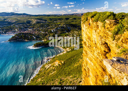 La vue étonnante de Cassis à partir de Cap Canaille, une destination populaire pour les grimpeurs Banque D'Images