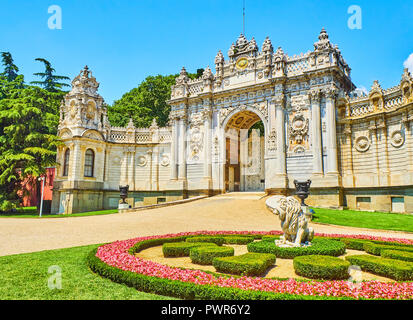 La porte du trésor du palais de Dolmabahçe, situé dans le quartier de Besiktas. Vue depuis le jardin principal. Istanbul, Turquie. Banque D'Images