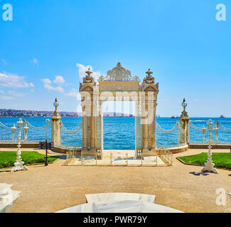 La porte pour le Bosphore du Palais de Dolmabahçe, situé dans le quartier de Besiktas. Vue de la façade côtière. Istanbul, Turquie. Banque D'Images