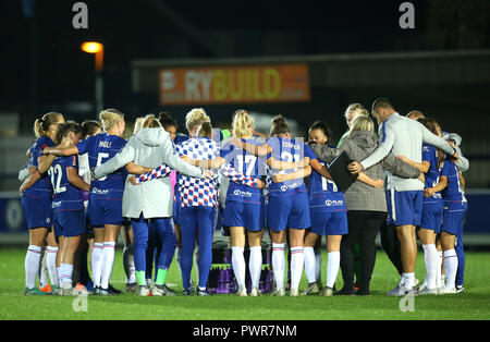 Les femmes se serrent les joueurs de Chelsea après le coup de sifflet final lors de la Women's Champions League premier match aller à Kingsmeadow, Londres. Banque D'Images