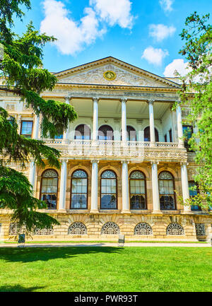 La façade côtière du Palais de Dolmabahçe face au Bosphore, situé dans le quartier de Besiktas. Istanbul, Turquie. Banque D'Images