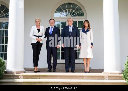 Président américain Donald Trump pose avec le président polonais Andrzej Duda, sa femme Kornhauser-Duda Agata, gauche, et de la Première Dame Melania Trump, droit, dans la roseraie de la Maison Blanche le 18 septembre 2018 à Washington, DC. Banque D'Images