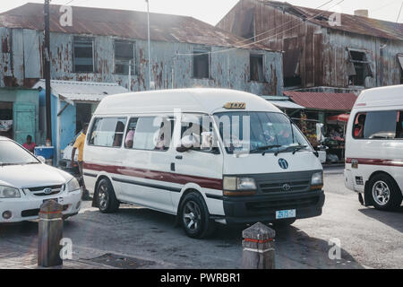 Bridgetown, Barbade - 26 juin 2018 : mini bus blanc stationné à la gare routière de plein air à Bridgetown. Bridgetown est la capitale de la Barbade Banque D'Images