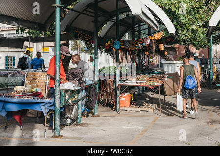 Bridgetown, Barbade - 26 juin 2018 : les gens à un blocage de la rue du marché de produits vente à Bridgetown, la capitale de la Barbade et d'une ville portuaire sur Banque D'Images