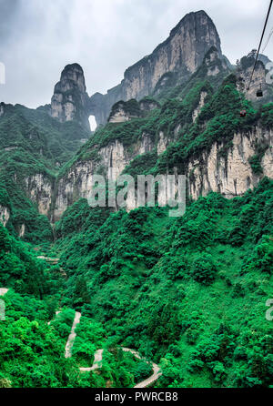 Le plus long téléphérique du monde, paysage de montagnes, de crêtes et de la porte du paradis à l'intérieur de la grotte Tianmen Mountain mist -, l'amour du Gat Banque D'Images