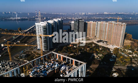 Vue aérienne du paysage dans la ville avec des bâtiments en construction et des grues industrielles. Site de construction. Banque D'Images