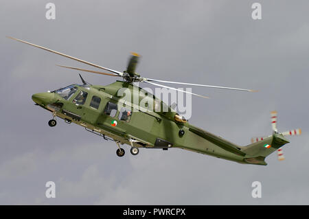 Hélicoptère AW139 du corps aérien irlandais AgustaWestland 275. Hélicoptère utilitaire militaire volant. Composante aérienne des forces de défense irlandaises Banque D'Images