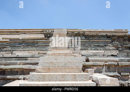 Étapes menant au sommet du Dasara le Mahanavami Dibba Dibba ou à Hampi, Karnataka, Inde. Banque D'Images