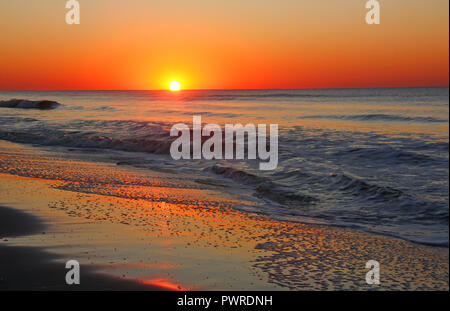 Un superbe lever de soleil sur l'océan Atlantique à Isle of Palms, Caroline du Sud. Banque D'Images