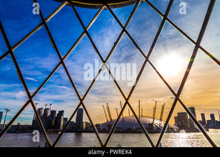 Détail de la fenêtre intérieure du phare de Bow Creek avec vue sur l'arène de l'O2 à Trinity Buoy Wharf, Londres, Royaume-Uni Banque D'Images