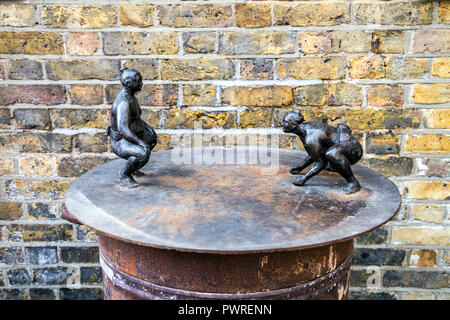 Une sculpture de deux lutteurs de sumo dans Trinity Buoy Wharf, London, UK Banque D'Images