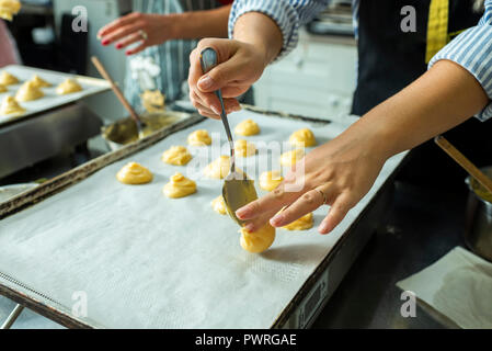 Mettre une pâte feuilletée sur une plaque à pâtisserie gâteau Banque D'Images