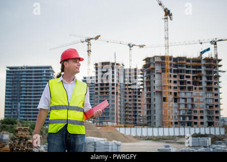 Mécanicien sur un site de construction travaillant sur des projets de logement Banque D'Images