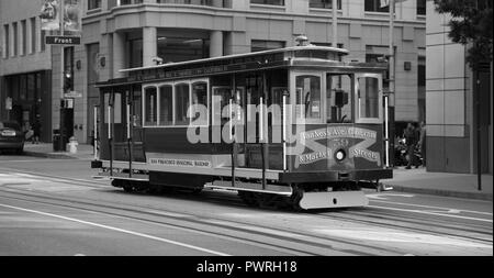 Le Tram dans une rue de San Francisco Banque D'Images