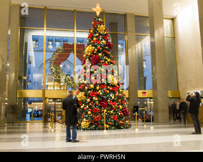 Arbre de Noël, hall de MetLife Building, fêtes, NYC Banque D'Images