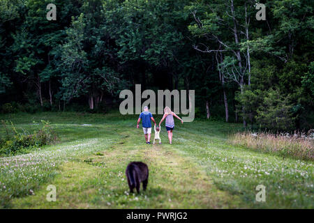 Grand parents marcher avec petite fille Banque D'Images