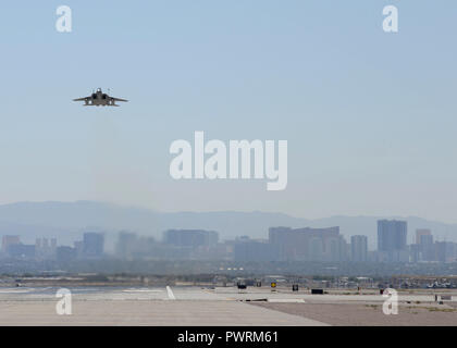 Un chasseur à réaction F-15 Eagle décolle de l'aire de la Nellis Air Force Base, Nevada, le 26 septembre 2018. Un grand test de force l'exercice effectué par le 53e Groupe d'essai et d'évaluation pour la formation des pilotes dans un environnement qui a un niveau plus élevé de formation de combat avec une multitude de ressources différentes. (U.S. Air Force photo par un membre de la 1re classe Bryan T. Guthrie) Banque D'Images