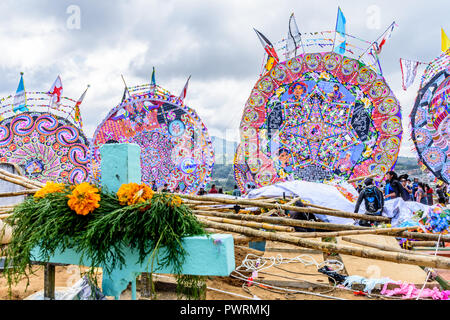 Santiago Sacatepequez, Guatemala - 1 novembre, 2017 : festival de cerf-volant géant honorer les esprits des morts dans un cimetière chaque année le jour de la Toussaint. Banque D'Images