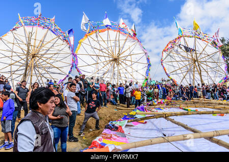 Santiago Sacatepequez, Guatemala - 1 novembre, 2017 : festival de cerf-volant géant honorer les esprits des morts dans un cimetière chaque année le jour de la Toussaint. Banque D'Images