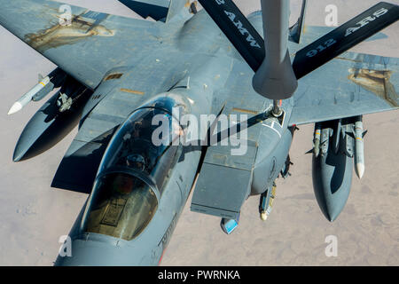 Un U.S. Air Force F-15 Eagle affecté à la 332e escadre expéditionnaire aérienne reçoit en vol du carburant à partir d'un KC-135 Stratotanker au cours d'une mission de ravitaillement en vol à l'appui de l'Opération Détermination inhérente au sujet de l'Irak, 5 octobre 2018. Le F-15 Eagle est un tout-temps, très maniable, destinée à permettre d'appui tactique de l'Armée de l'air d'obtenir et de maintenir la suprématie aérienne sur le champ de bataille. Us Air Forces Central Command des aviateurs, Joint personnel, et les partenaires de la Coalition se tiennent prêts à défendre nos forces de toute menace. (U.S. Photo de l'Armée de l'air par le sergent. Keith James) Banque D'Images