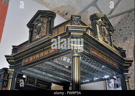 Ancien stand de dégustation de la société Byrrh utilisé à l'époque pour faire connaître leur apéritif autour du monde Banque D'Images