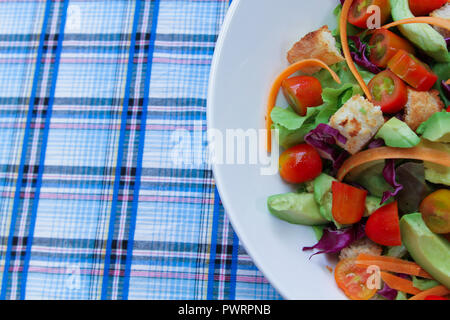 Un arc avec une simple salade , tomate , laitue, avocat, Banque D'Images