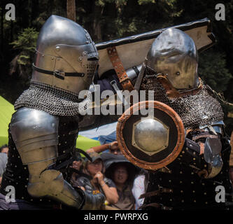 Chevaliers médiévaux combats avec des armures, des épées et des boucliers dans le festival Banque D'Images