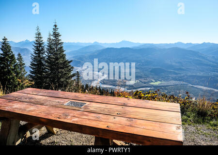 Un banc sur le dessus de table mountain avec courbe en S du bas de la rivière Skagit ci-dessous dans la vallée Banque D'Images