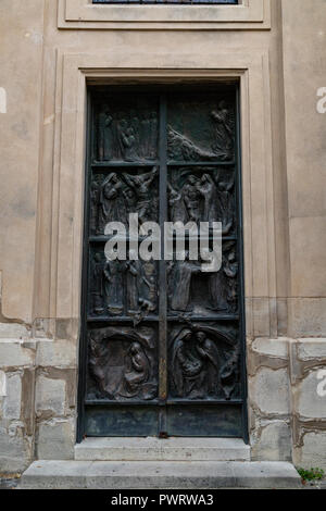 Porte de Paris orné à l'église de Saint Pierre de Montmartre ou paroisse Saint Pierre de Montmartre - Des milliers de portes et portails ornent les bâtiments au Pari Banque D'Images