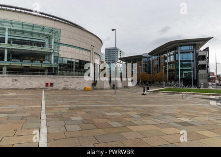 Waterfront Hall, une salle de spectacles pour des concerts, des conférences, de la musique etc sur la gauche et le soliste s'appuyant sur la droite dans Lanyon Place, Belfast, N.IRL. Banque D'Images