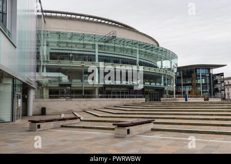 Waterfront Hall, une salle de spectacles pour des concerts, des conférences, de la musique etc sur la gauche et le soliste s'appuyant sur la droite dans Lanyon Place, Belfast, N.IRL. Banque D'Images