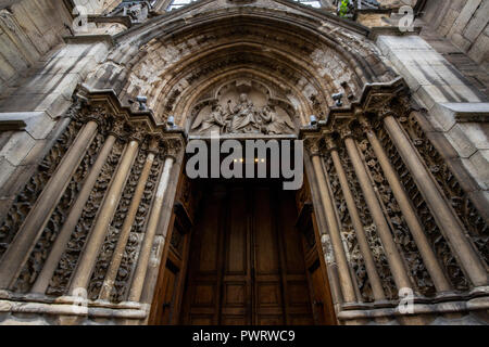 Porte de Paris ornés à Saint Severin - Des milliers de portes et portails ornent les bâtiments à Paris. Certains des meilleurs sont sur les bureaux du gouvernement, les cathédrales d'un Banque D'Images