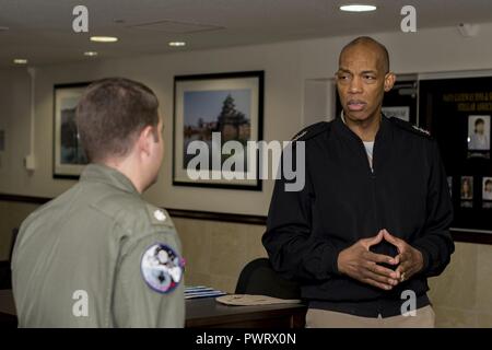 NAVAL AIR FACILITY ATSUGI, au Japon (21 juin 2017) NAF Atsugi Dirigeant, le cmdr. Matt Szoka, accueille le Juge-avocat général, le Vice-amiral James W. Crawford III avant de partir pour une visite de l'installation. Au cours de la visite à Atsugi Crawford a également rencontré le commandant de la flotte de leadership, l'air de l'avant. ( Banque D'Images