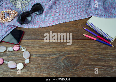 Ensemble d'accessoires féminins bijoux mobile portable lunettes de crayons de couleur. Fond sombre en vue de dessus télévision jeter copy space Banque D'Images