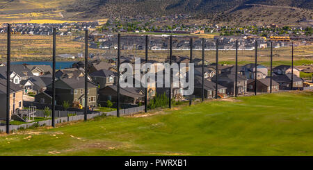 Adorable maison près d'une montagne et de golf. Maisons dans la montagne de l'Aigle, de l'Utah au bas d'une montagne et à proximité d'un golf. Un grand fe de protection Banque D'Images