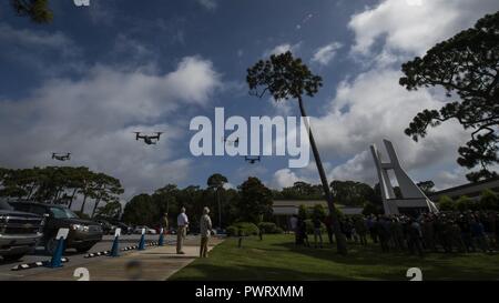 Quatre CV-22 Osprey avion à rotors basculants à partir de la 8e Escadron d'opérations spéciales survoler pendant l'opération Eagle Claw cérémonie commémorative à Hurlburt Field, en Floride, le 23 juin 2017. L'opération Eagle Claw est une tentative de mission de sauvetage le 24 avril 1980, dans l'Iran de libérer plus de 50 otages américains capturés après un groupe de radicaux a repris l'ambassade américaine à Téhéran, le 4 novembre 1979. Banque D'Images