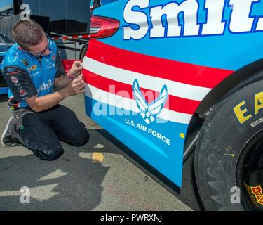 Le no 43 Richard Petty Motorsports Chevrolet passe par l'inspection d'avant-course avant le Toyota/Save Mart 350 première pratique à Sonoma Raceway, Californie, le 23 juin 2017. L'United States Air Force est l'un des commanditaires de la n°43 et est à sa 17e saison en NASCAR et neuvième avec Richard Petty Motorsports. Banque D'Images